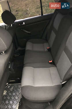 Хэтчбек Volkswagen Golf 2003 в 