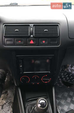 Хэтчбек Volkswagen Golf 2003 в 