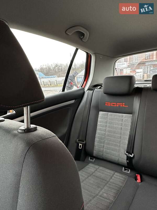 Хетчбек Volkswagen Golf 2006 в Сваляві