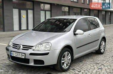 Хэтчбек Volkswagen Golf 2005 в Сваляве