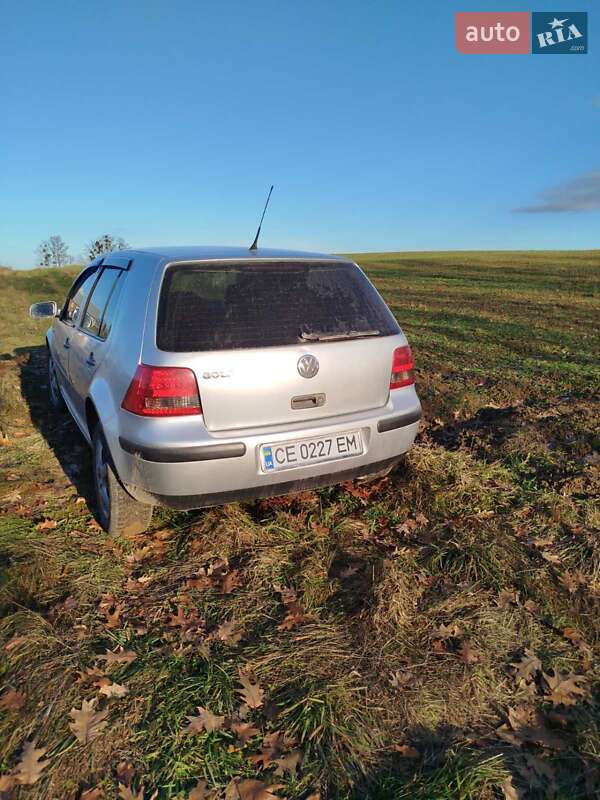 Хетчбек Volkswagen Golf 2002 в Чернівцях