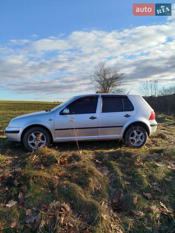 Хетчбек Volkswagen Golf 2002 в Чернівцях