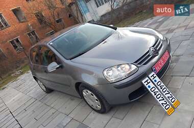 Хетчбек Volkswagen Golf 2005 в 