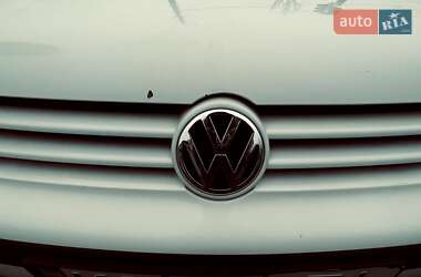 Хэтчбек Volkswagen Golf 2002 в 