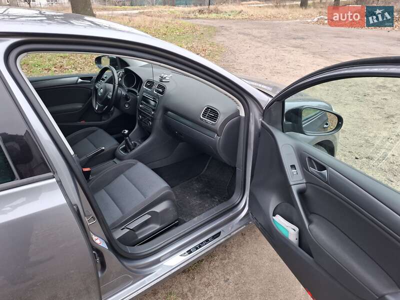 Хетчбек Volkswagen Golf 2012 в Вознесенську