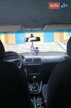 Хэтчбек Volkswagen Golf 2001 в 
