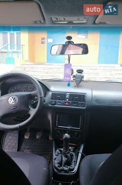 Хэтчбек Volkswagen Golf 2001 в 