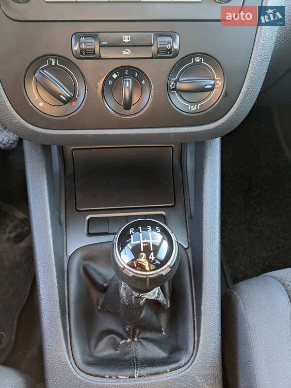 Хетчбек Volkswagen Golf 2003 в Хмельницькому