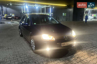 Хетчбек Volkswagen Golf 2004 в Радомишлі