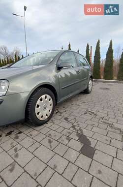 Хетчбек Volkswagen Golf 2004 в Надвірній