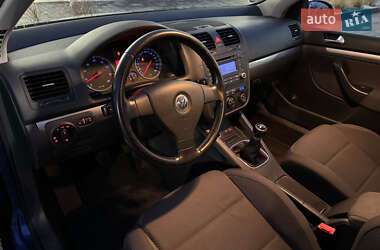 Хетчбек Volkswagen Golf 2005 в Луцьку