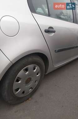 Хэтчбек Volkswagen Golf 2005 в 