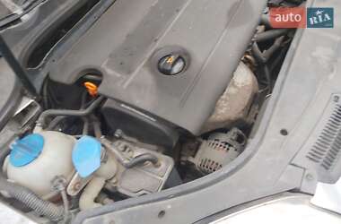 Хэтчбек Volkswagen Golf 2005 в 