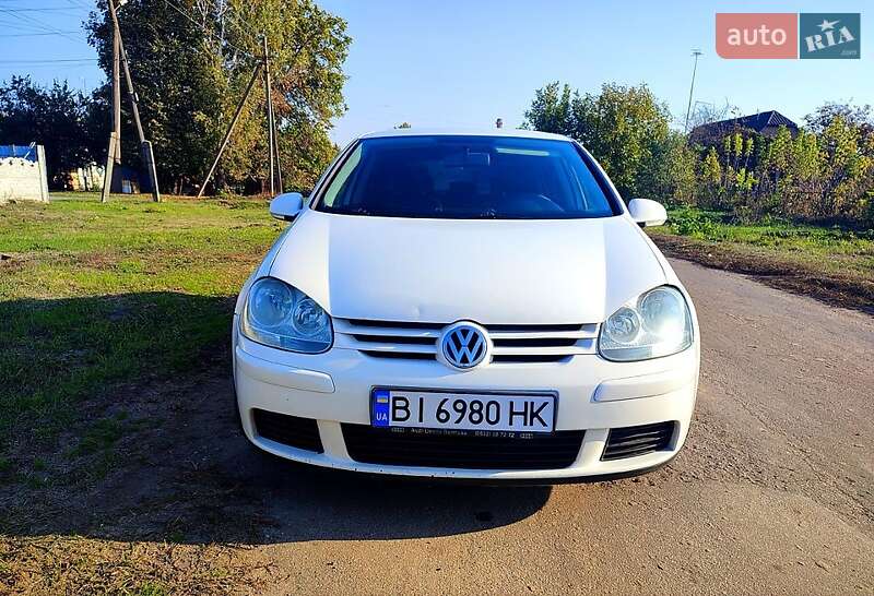 Хэтчбек Volkswagen Golf 2005 в Лохвице