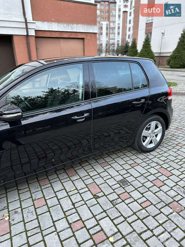 Хэтчбек Volkswagen Golf 2010 в Ивано-Франковске