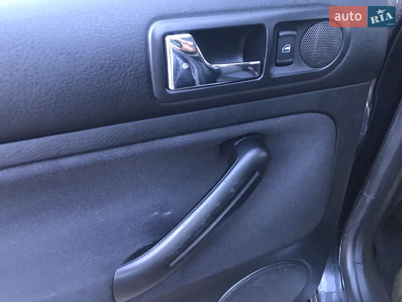 Хетчбек Volkswagen Golf 2003 в Снятині