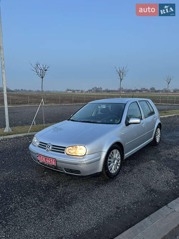 Хэтчбек Volkswagen Golf 2002 в 