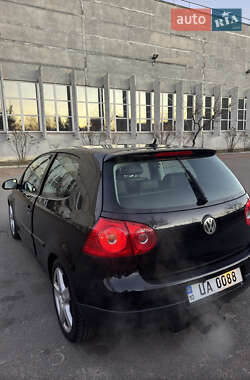 Хэтчбек Volkswagen Golf 2004 в Обухове