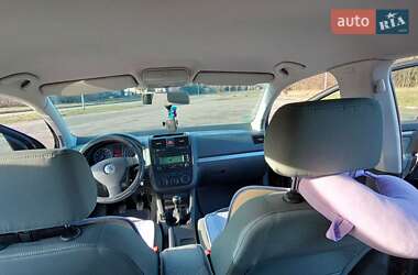 Хэтчбек Volkswagen Golf 2004 в 