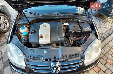 Хэтчбек Volkswagen Golf 2004 в 