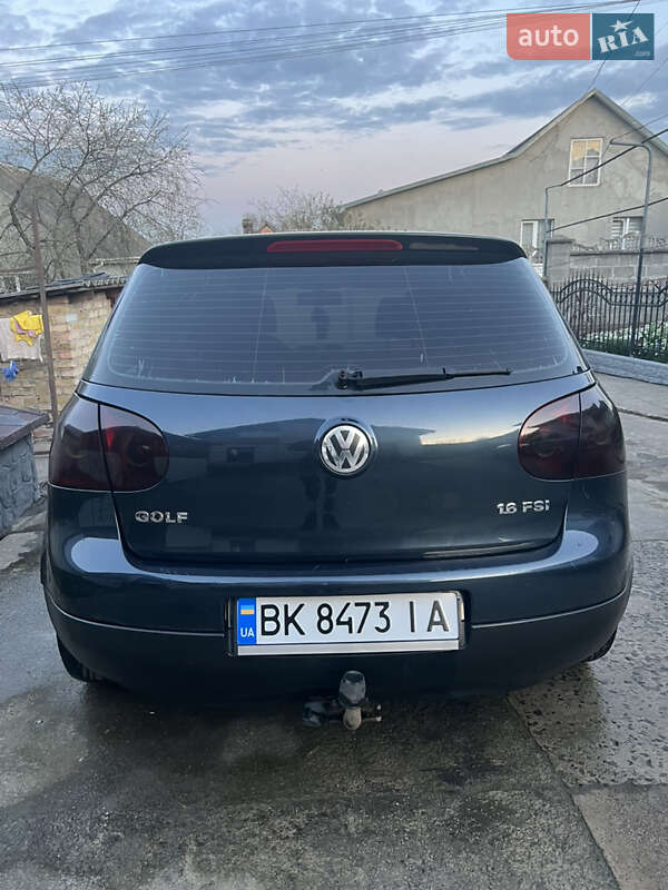 Хэтчбек Volkswagen Golf 2004 в Ровно