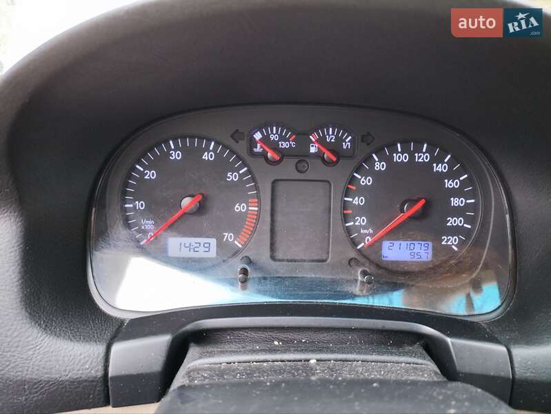 Хэтчбек Volkswagen Golf 2001 в Киеве