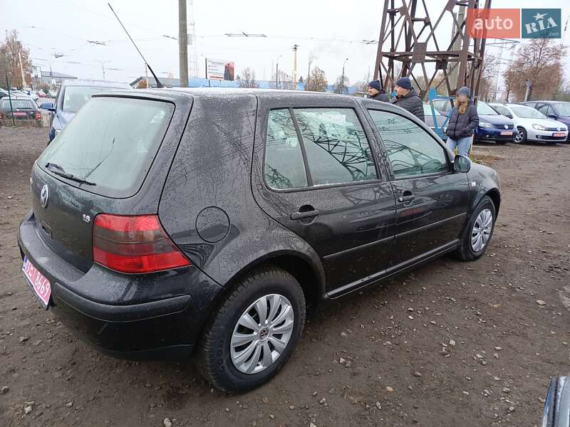 Хэтчбек Volkswagen Golf 2000 в 