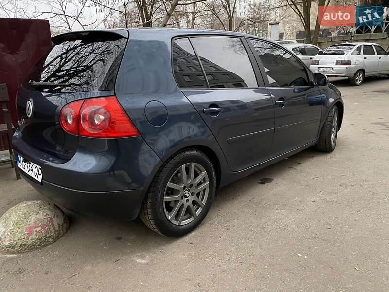 Хетчбек Volkswagen Golf 2005 в Чугуєві