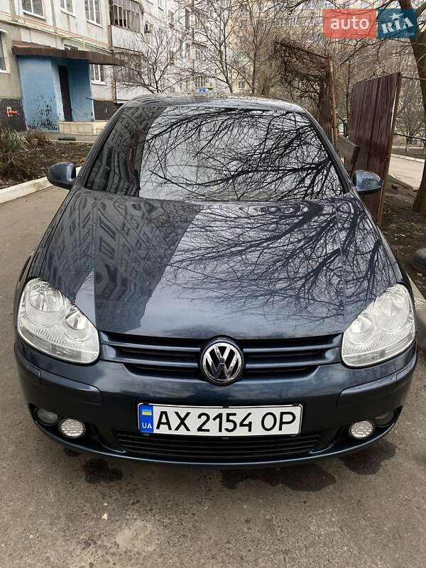 Хетчбек Volkswagen Golf 2005 в Чугуєві