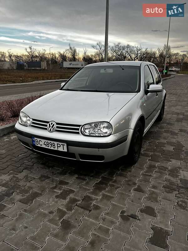 Хэтчбек Volkswagen Golf 2003 в 