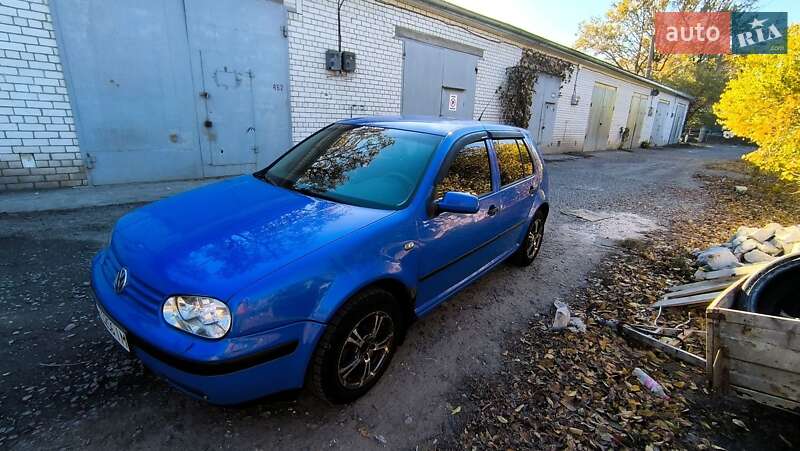 Хетчбек Volkswagen Golf 2001 в Черкасах