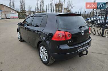 Хэтчбек Volkswagen Golf 2005 в 