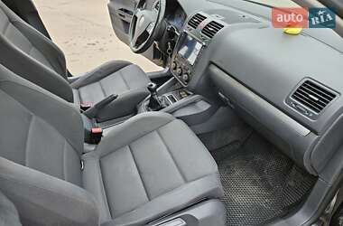 Хэтчбек Volkswagen Golf 2005 в 