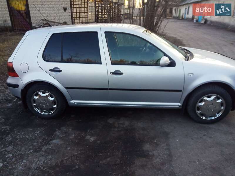 Хетчбек Volkswagen Golf 2001 в Добропіллі