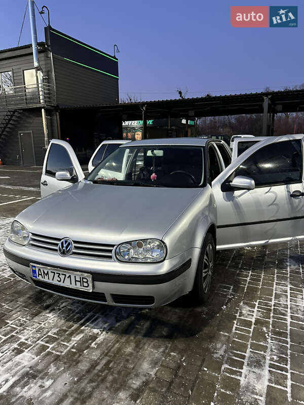 Хетчбек Volkswagen Golf 2002 в 