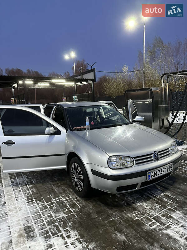 Хетчбек Volkswagen Golf 2002 в Звягелі