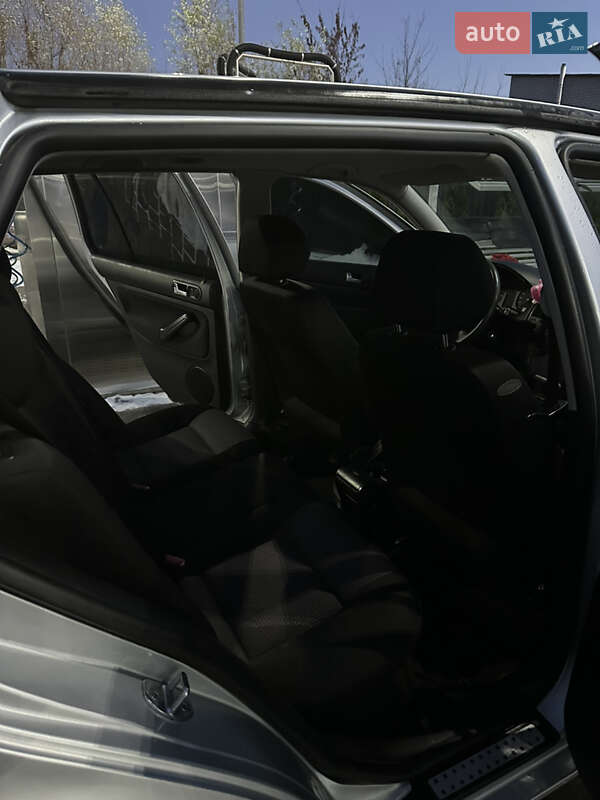 Хетчбек Volkswagen Golf 2002 в Звягелі