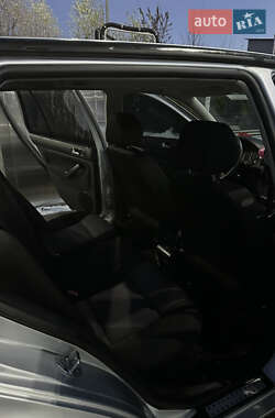 Хетчбек Volkswagen Golf 2002 в 