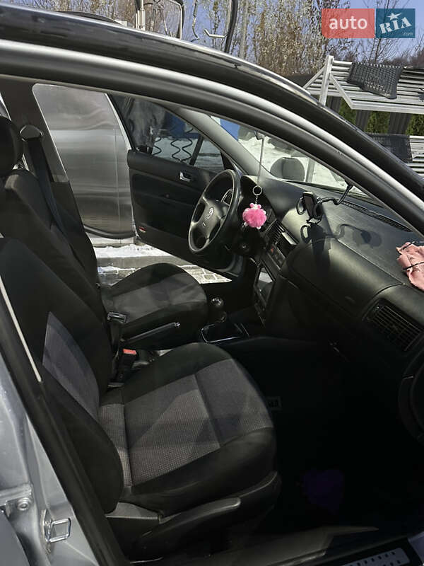 Хетчбек Volkswagen Golf 2002 в Звягелі