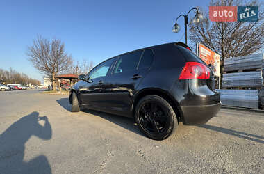 Хэтчбек Volkswagen Golf 2005 в 