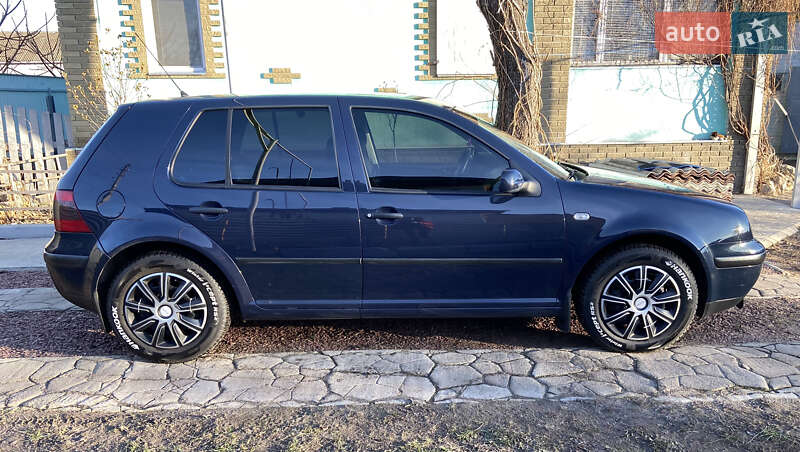 Хетчбек Volkswagen Golf 2002 в Конотопі