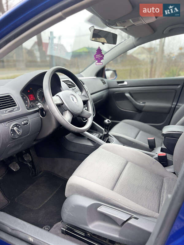 Хетчбек Volkswagen Golf 2003 в Городку