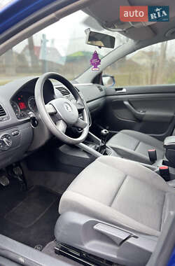 Хэтчбек Volkswagen Golf 2003 в 