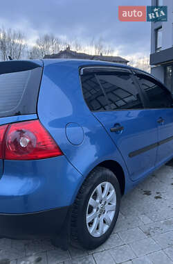 Хэтчбек Volkswagen Golf 2004 в Новояворовске