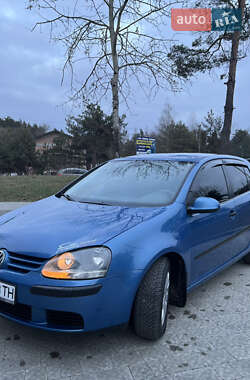 Хэтчбек Volkswagen Golf 2004 в Новояворовске