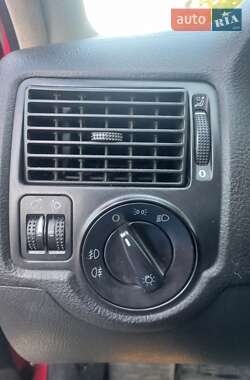 Хетчбек Volkswagen Golf 2001 в 