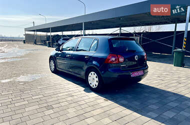 Хэтчбек Volkswagen Golf 2005 в 