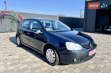 Хэтчбек Volkswagen Golf 2005 в 