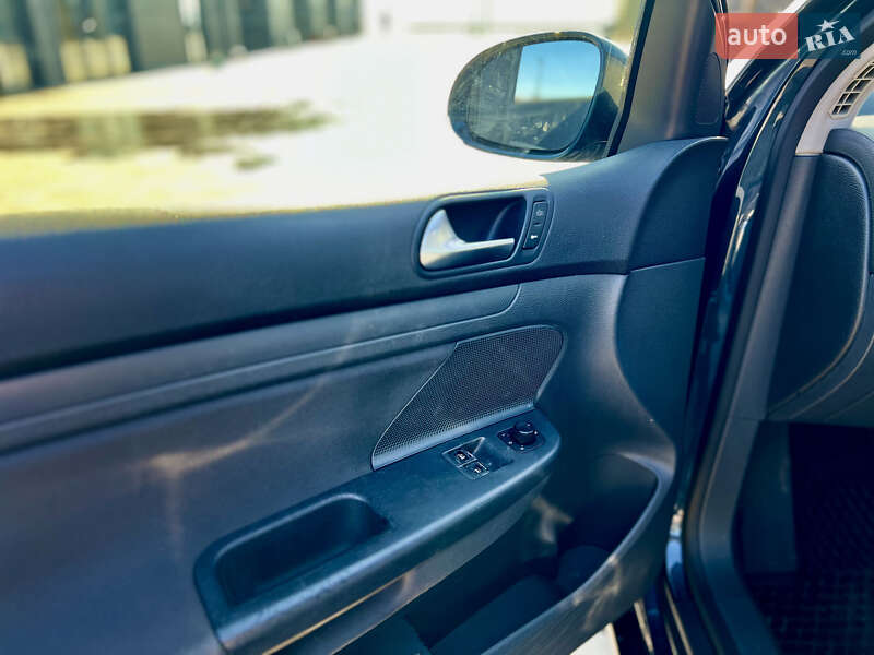 Хэтчбек Volkswagen Golf 2005 в Полтаве