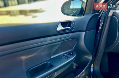 Хэтчбек Volkswagen Golf 2005 в 